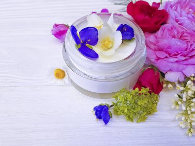 Krem Kozmetik Yasemin çiçeği, ahşap arka plan gül