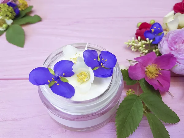 Krem Kozmetik Yasemin çiçeği, ahşap arka plan gül