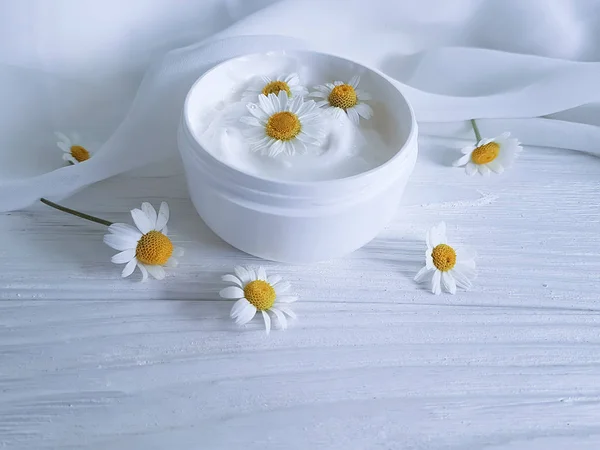 Creme Cosmético Flor Margarida Fundo Madeira Branco — Fotografia de Stock
