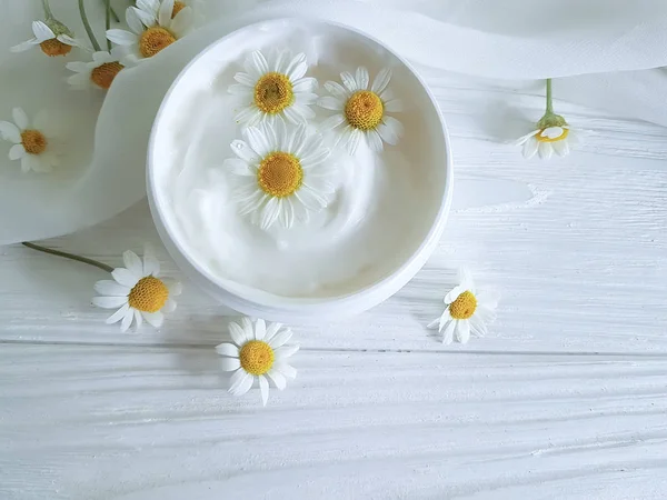 Creme Cosmético Flor Margarida Fundo Madeira Branco — Fotografia de Stock