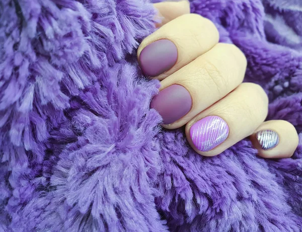 Ręka Fioletowy Manicure Futro — Zdjęcie stockowe