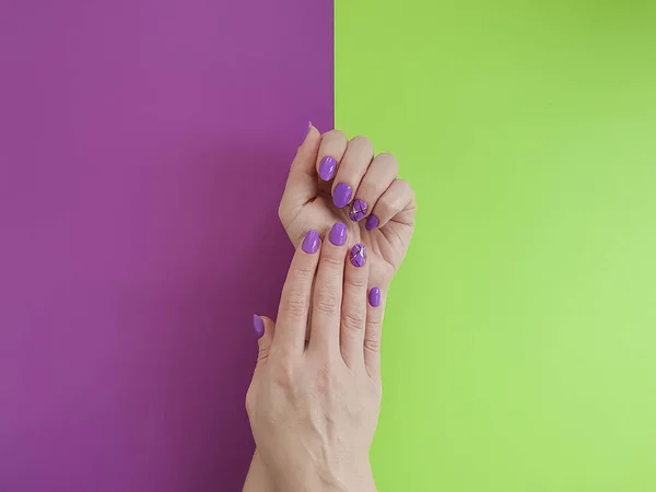 Manicura Manos Sobre Papel Coloreado — Foto de Stock