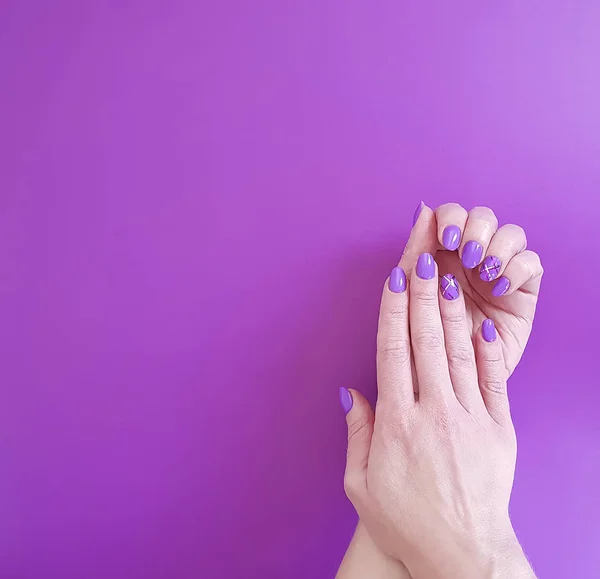 Frauenhände Maniküre Auf Farbigem Papier — Stockfoto