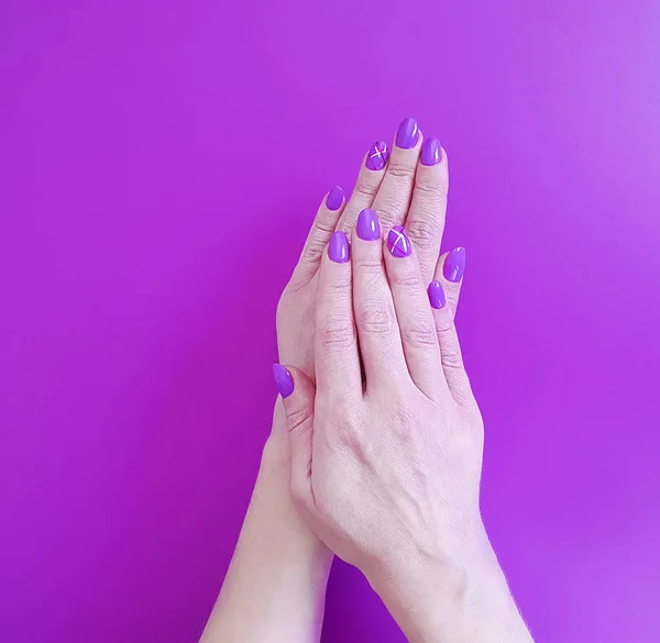 Kobiece Dłonie Futro Manicure — Zdjęcie stockowe