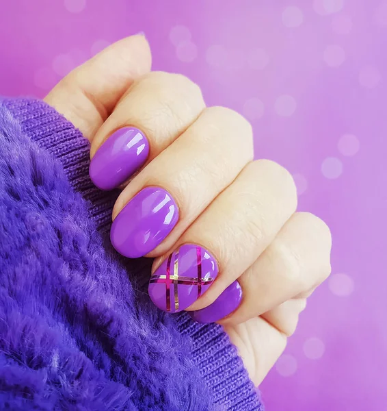 Kobiece Dłonie Futro Manicure — Zdjęcie stockowe