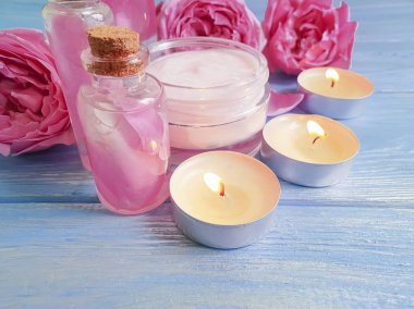 kozmetik krem, gül çiçek özü, ahşap arka plan üzerinde mum