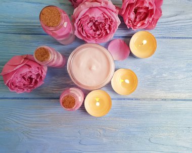 kozmetik krem, gül çiçek özü, ahşap arka plan üzerinde mum