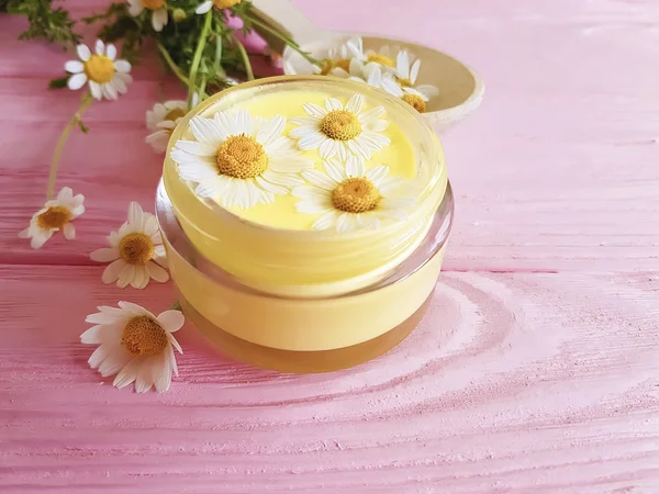 Bunga Krim Kosmetik Bunga Daisy Pada Latar Belakang Kayu Merah — Stok Foto
