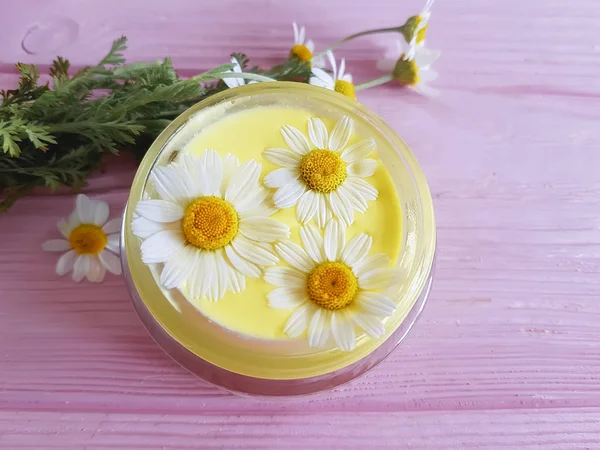 Kosmetische Creme Blume Gänseblümchen Auf Rosa Holzhintergrund — Stockfoto