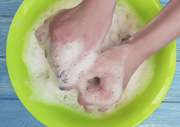 Frauenhände Waschen Wäsche Einem Becken Auf Einem Hölzernen Hintergrund — Stockfoto