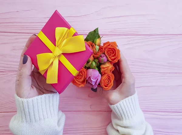 Kvinnliga Händer Som Håller Låda Med Blommor Ros Trä Bakgrund — Stockfoto