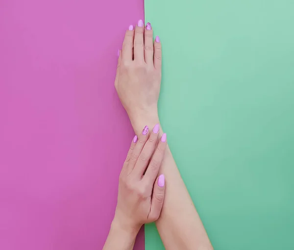 Manicura Manos Femeninas Sobre Fondo Papel Color —  Fotos de Stock