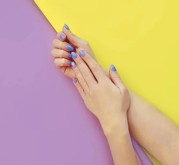 Manicura Manos Femeninas Sobre Fondo Papel Color — Foto de Stock