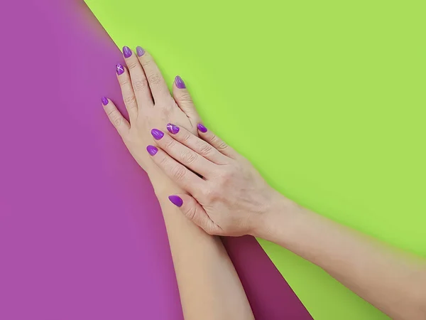 Mains Féminines Manucure Sur Fond Papier Couleur — Photo