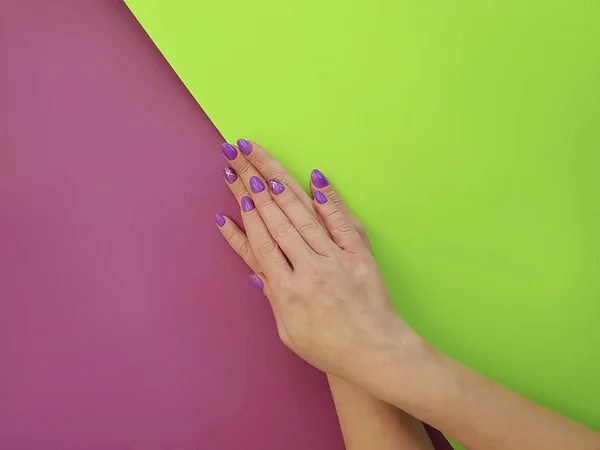 Manicura Manos Femeninas Sobre Fondo Papel Color — Foto de Stock