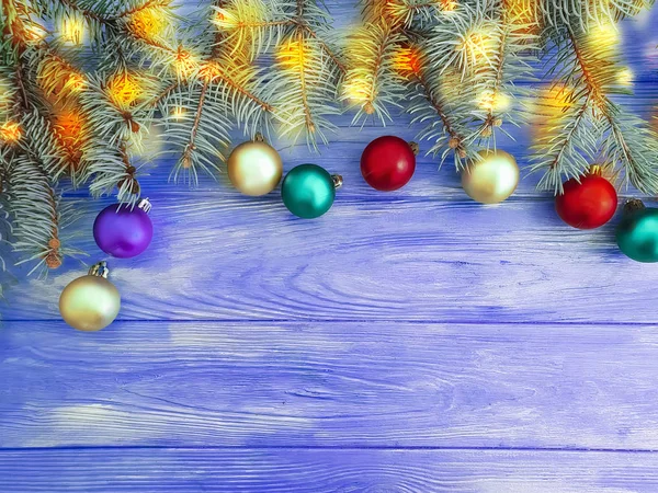クリスマス ボール 木製の背景のツリー — ストック写真