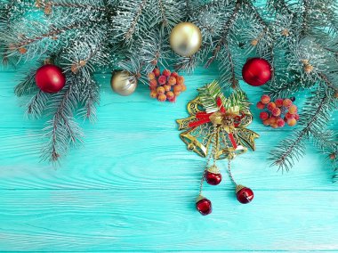 Bir mavi ahşap arka plan, kar, çerçeve, çam kozalağı Noel ağacı dalı