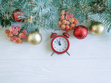 Noel ağacı dalı çalar saat ahşap kar arka plan üzerinde