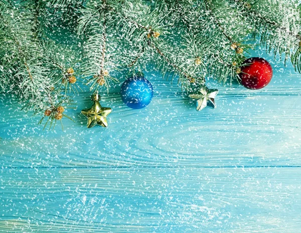 クリスマスの木の枝 木製の背景 — ストック写真