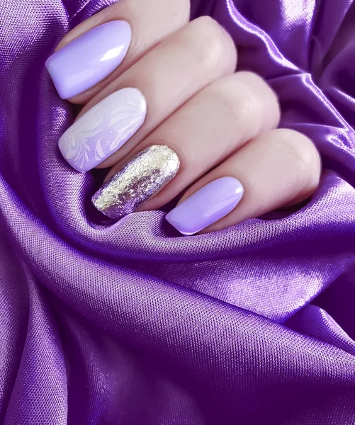 Vrouwelijke Hand Gekleurde Manicure Zijde Stof — Stockfoto