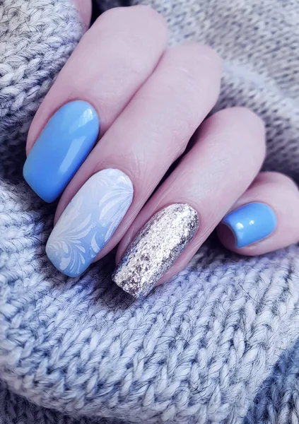 Vrouwelijke Hand Manicure Trui Winter — Stockfoto