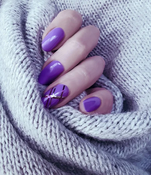 Femminile Mano Manicure Maglione Inverno — Foto Stock