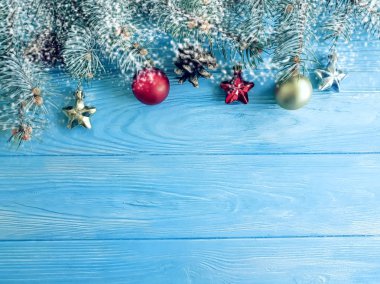 Noel ağacı dalı, ahşap arka plan üzerinde kar