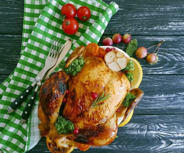 Kızarmış bütün tavuk ahşap arka plan