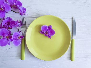 ahşap arka plan tabakta orkide çiçek