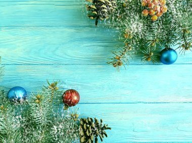 Ahşap arka plan, kar üzerinde Noel ağacı dalı