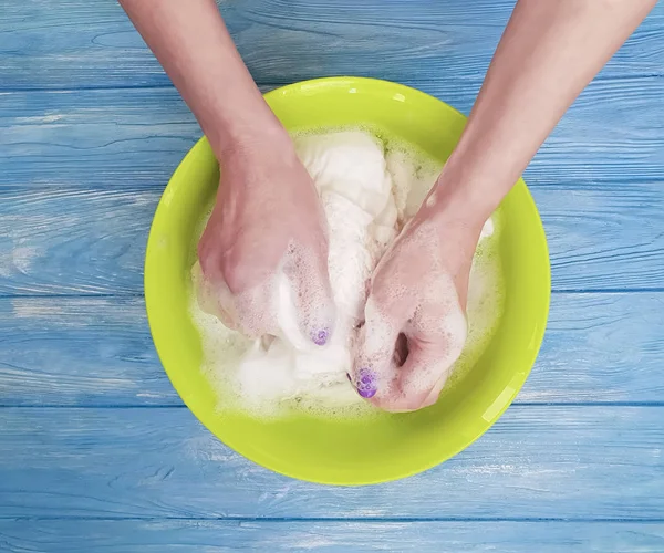 Handen Wassen Van Kleren Een Bekken Een Houten Achtergrond — Stockfoto