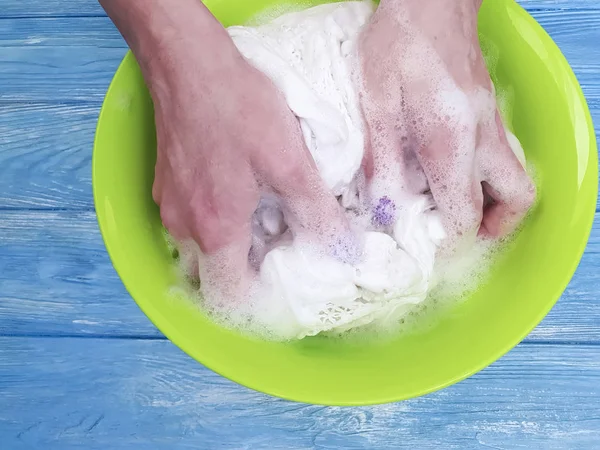 Hände Waschen Wäsche Einem Waschbecken Auf Einem Hölzernen Hintergrund — Stockfoto