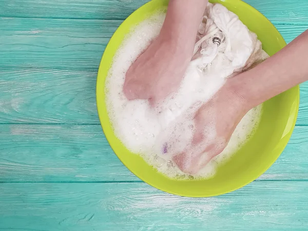 Handen Wassen Van Kleren Een Bekken Een Houten Achtergrond — Stockfoto