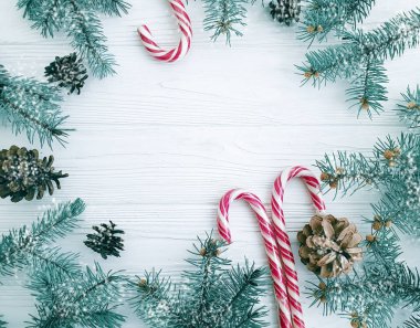 Noel ağacı dalı, süper, şeker beyaz ahşap zemin üzerinde