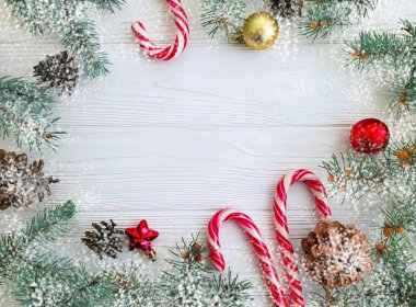 Noel ağacı dalı, süper, şeker beyaz ahşap arka plan karede kar