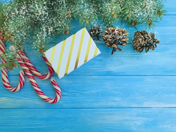 Süßigkeiten Weihnachtsbaumzweig Geschenkschachtel Auf Blauem Holzgrund — Stockfoto