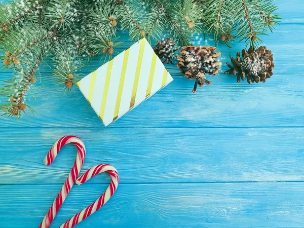 Süßigkeiten Weihnachtsbaumzweig Geschenkschachtel Auf Blauem Holzgrund — Stockfoto