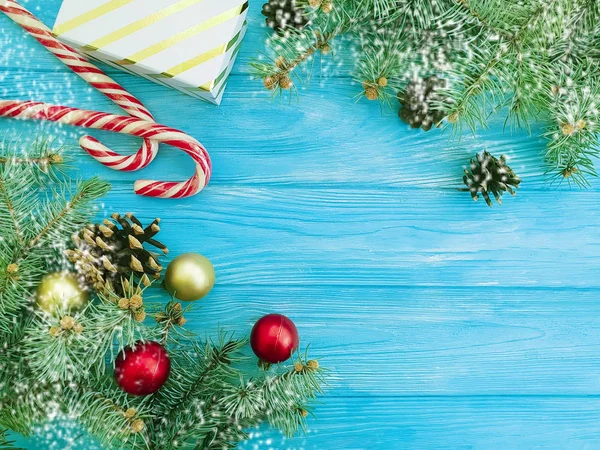 お菓子 クリスマス ツリーの枝ギフト木製の青い背景のボックス — ストック写真