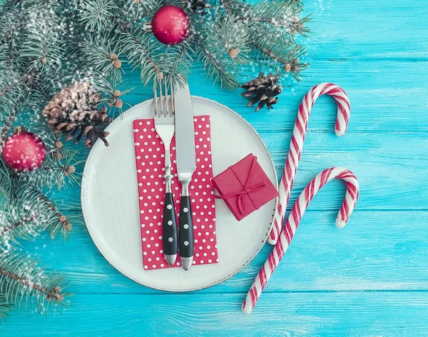 Süßigkeiten Teller Mit Weihnachtsbaumzweig Auf Blauem Holzgrund — Stockfoto