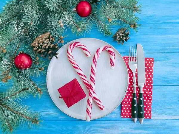 Süßigkeiten Teller Mit Weihnachtsbaumzweig Auf Blauem Holzgrund — Stockfoto