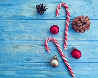 şeker, koni, mavi ahşap arka plan, Noel minimalizm topa