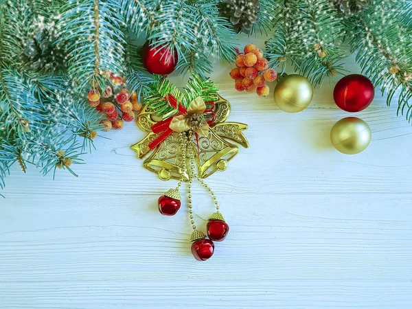 クリスマスの木の枝 木製の背景の上にボール — ストック写真