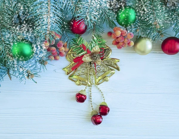 クリスマスの木の枝 木製の背景の上にボール — ストック写真
