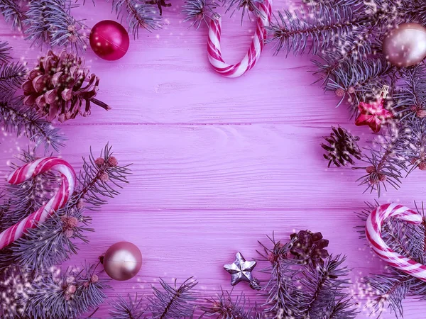 ピンクの木製の背景 キャンディ ボールのクリスマス ツリー ブランチ — ストック写真