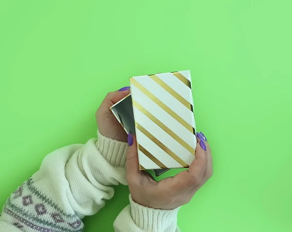 Eller Manikür Renk Kağıt Arka Plan Üzerinde Hediye Kutusu — Stok fotoğraf