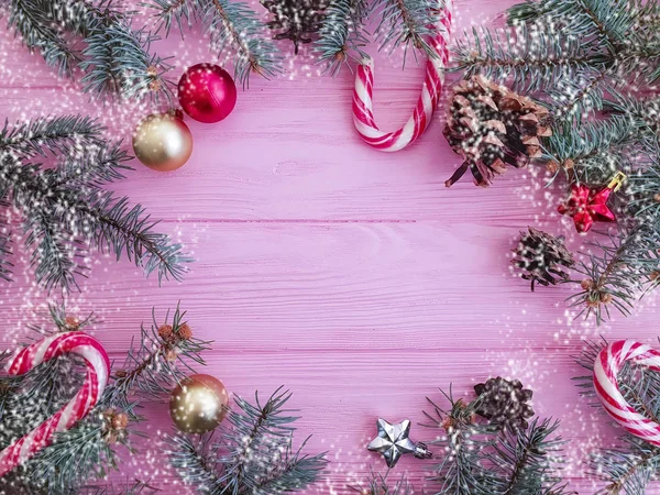 ピンクの木製背景 雪のクリスマス ツリー ブランチ — ストック写真