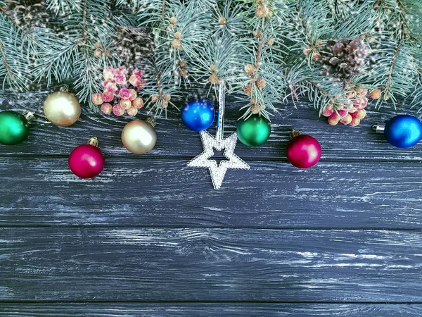 木製の背景 ボールのクリスマス ツリー ブランチ — ストック写真