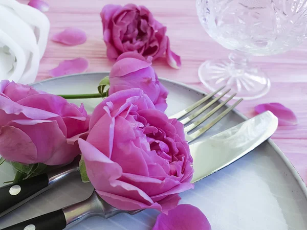 Rózsaszín Háttér Villát Kést Lemez Rózsa Virág — Stock Fotó