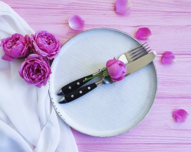 plaka, gül çiçek pembe ahşap arka plan, çatal, bıçak