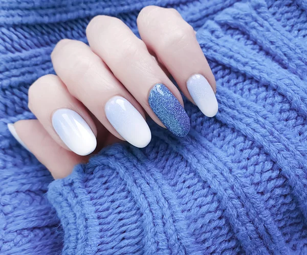 Mão Feminina Bela Manicure Suéter Inverno — Fotografia de Stock